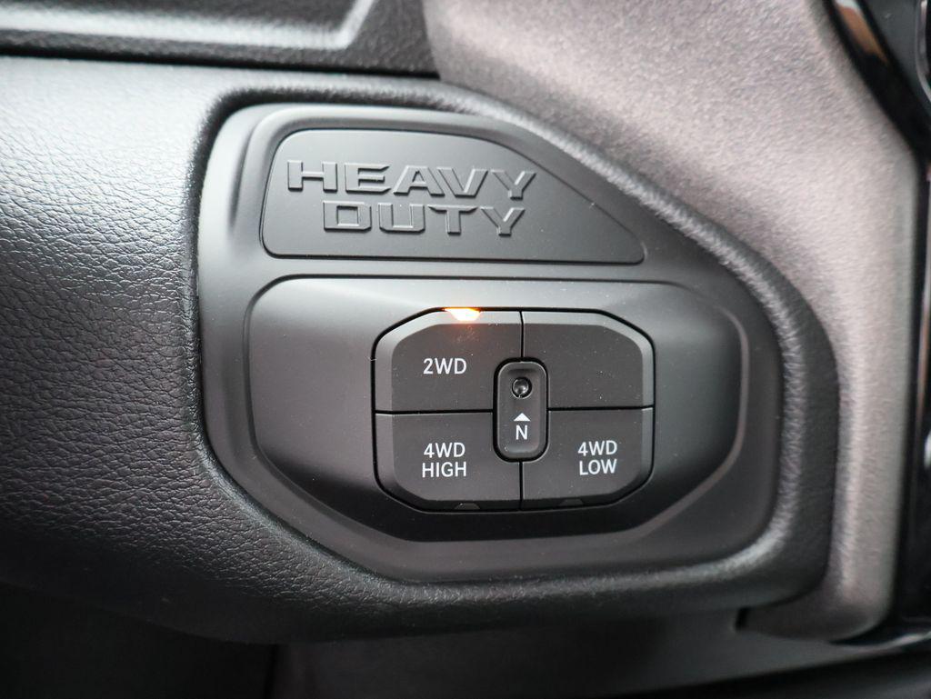 صورة مصغرة 32 لـ 2026 RAM 3500 TRADESMAN CREW CAB 4X4 6'4' BOX