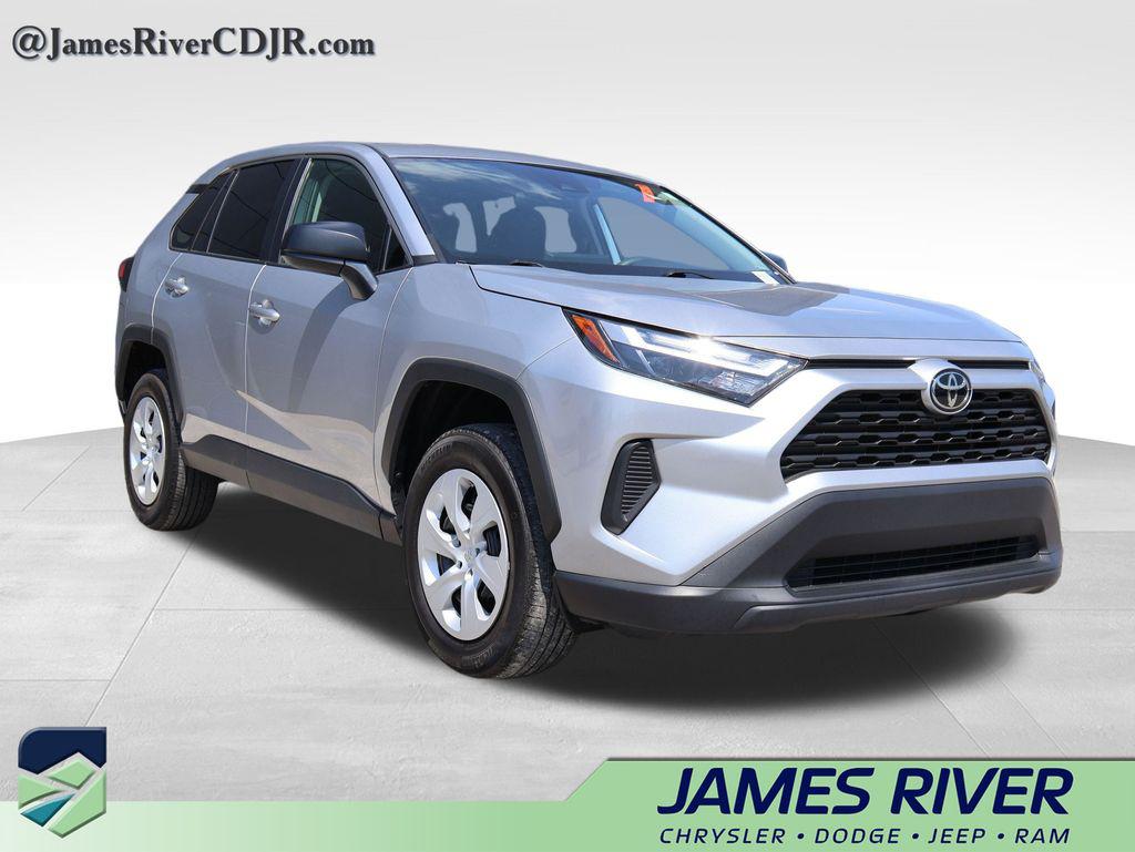 2025 Toyota RAV4 LE — фото 6