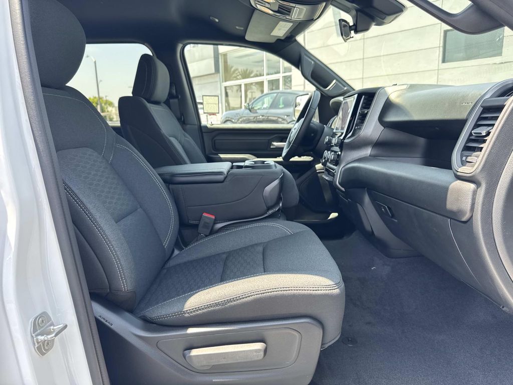 صورة مصغرة 32 لـ 2026 RAM 1500 TRADESMAN