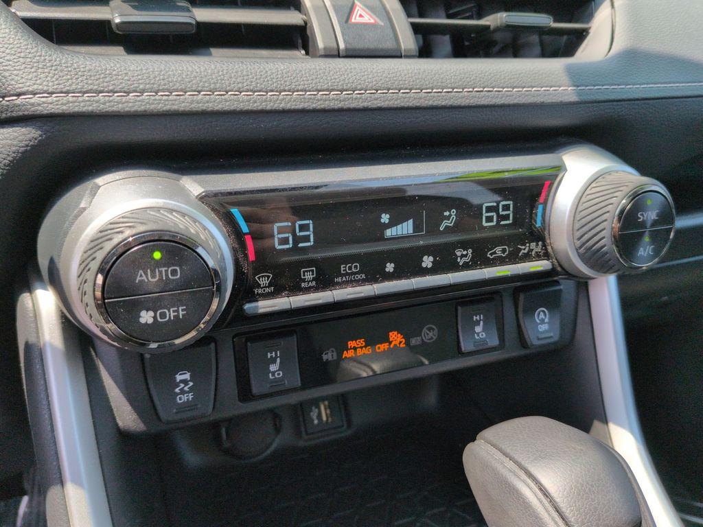 2025 Toyota RAV4 XLE — миниатюра 17