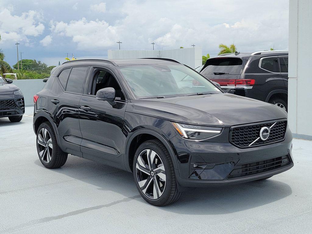 New 2026 Volvo XC40 Plus, B5 AWD Gas (mild hybrid), Dark