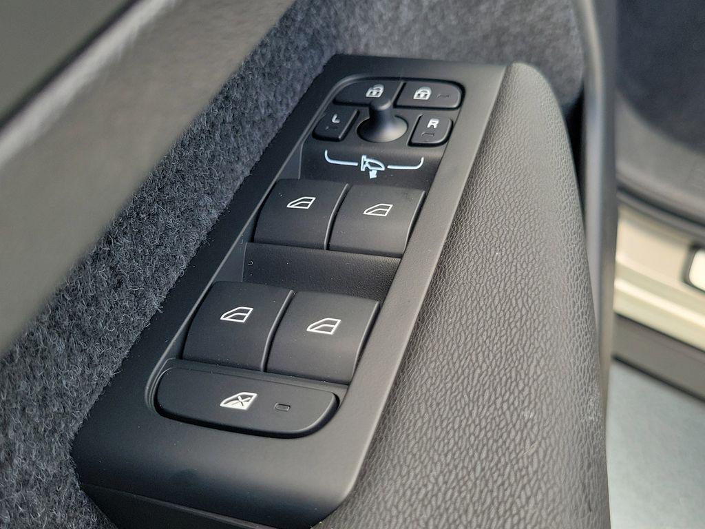 2026 Volvo XC40 PLUS, B5 AWD GAS (MILD HYBRID), DARK 缩略图 18