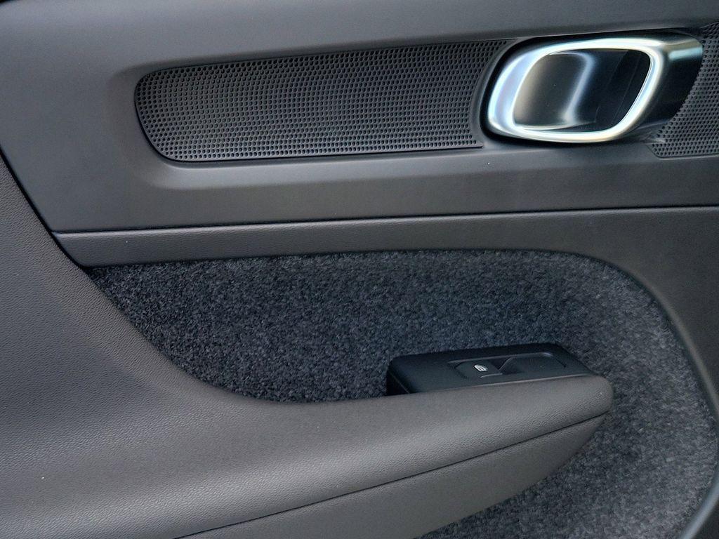 2026 Volvo XC40 PLUS, B5 AWD GAS (MILD HYBRID), DARK 照片 10