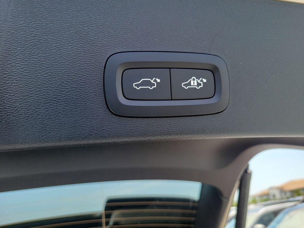 2026 Volvo XC40 PLUS, B5 AWD GAS (MILD HYBRID), DARK 照片 9