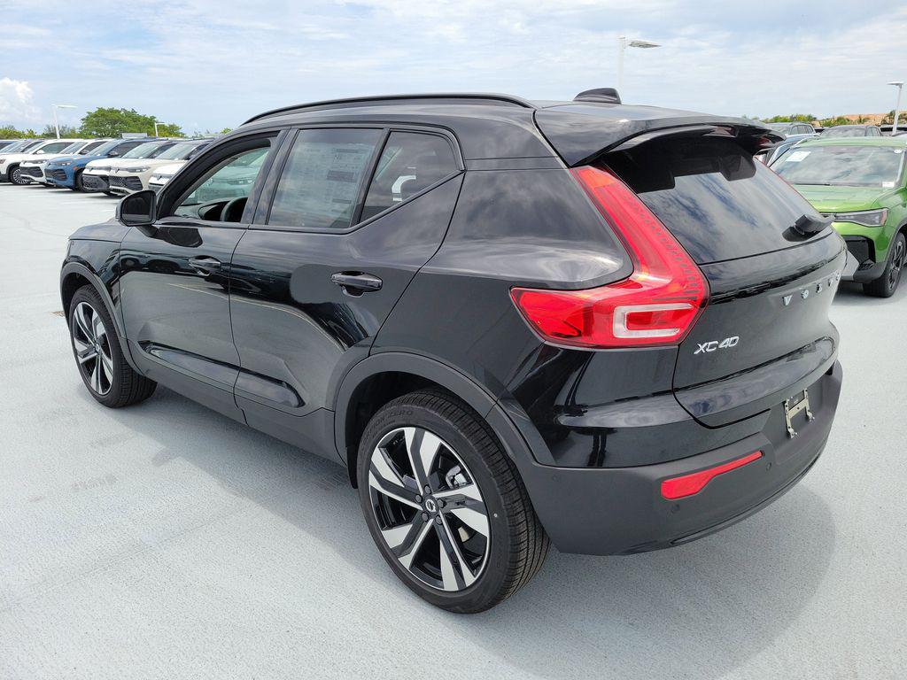 2026 Volvo XC40 PLUS, B5 AWD GAS (MILD HYBRID), DARK 照片 3