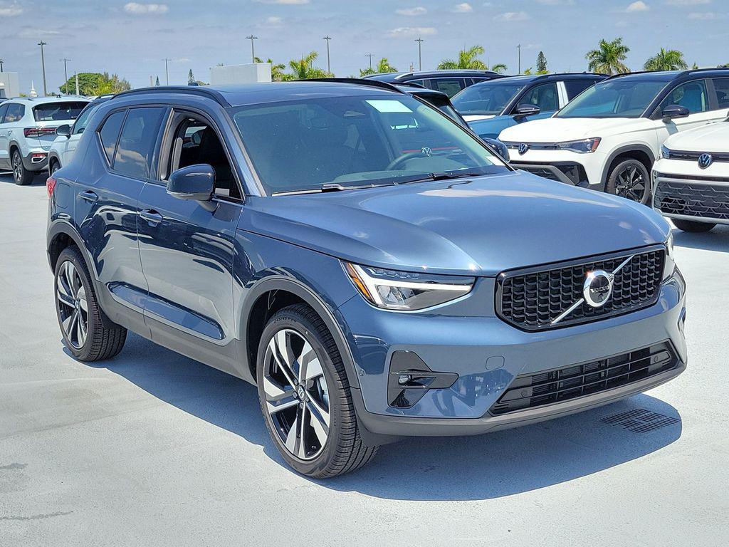 New 2026 Volvo XC40 Plus, B5 AWD Gas (mild hybrid), Dark