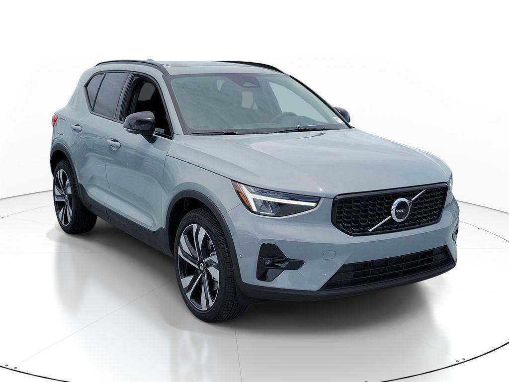 New 2026 Volvo XC40 Plus, B5 AWD Gas (mild hybrid), Dark