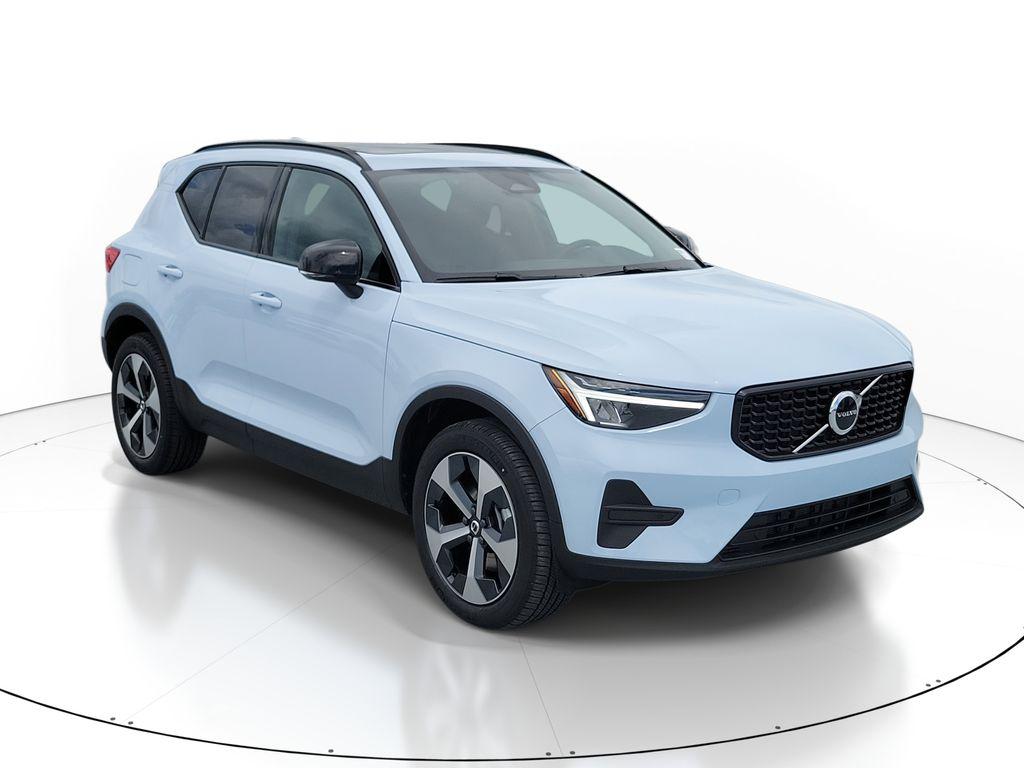 New 2026 Volvo XC40 Core, B5 AWD Gas (mild hybrid), Dark