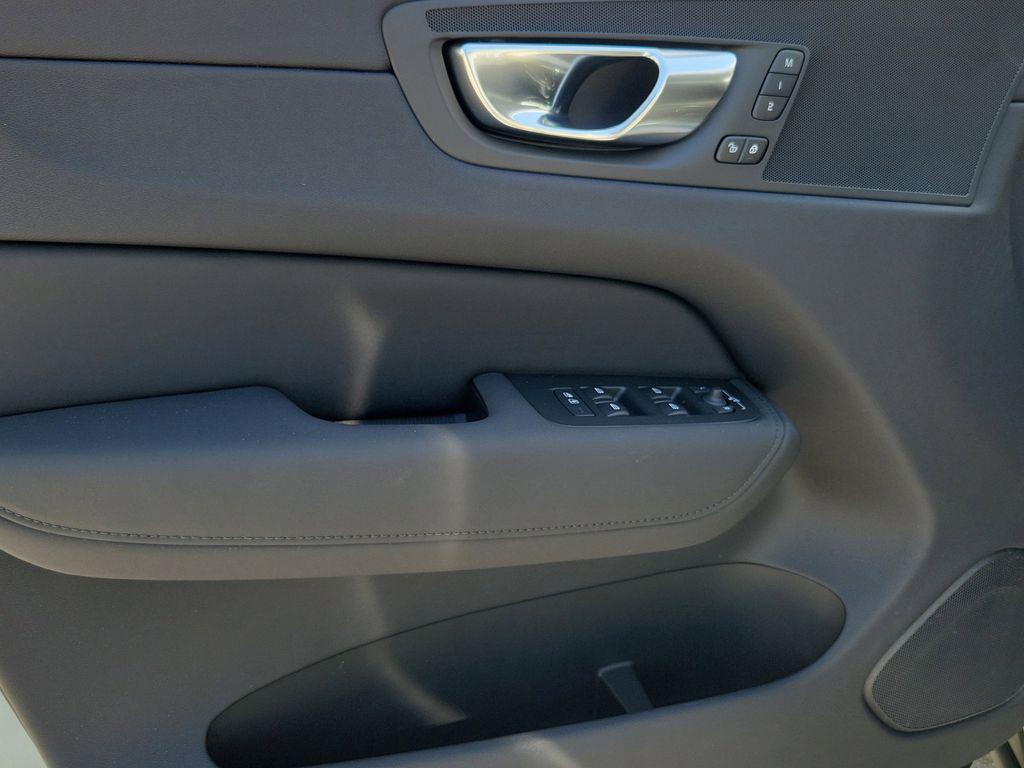 2026 Volvo XC60 B5 PLUS — миниатюра 17