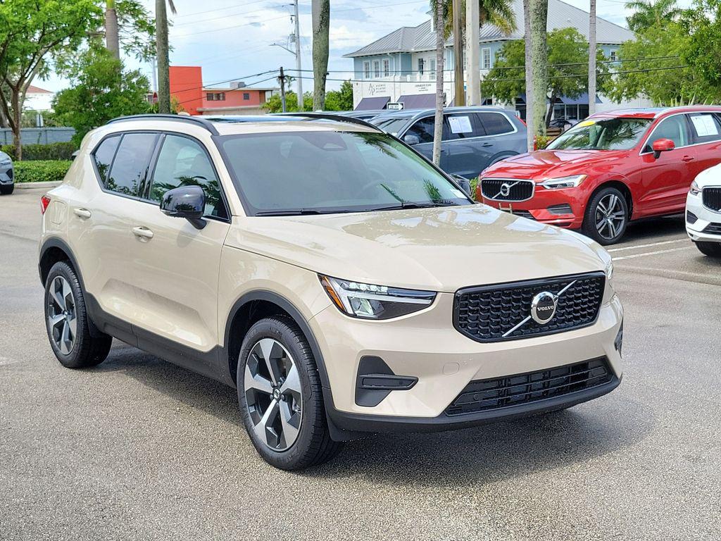 New 2026 Volvo XC40 Core, B5 AWD Gas (mild hybrid), Dark