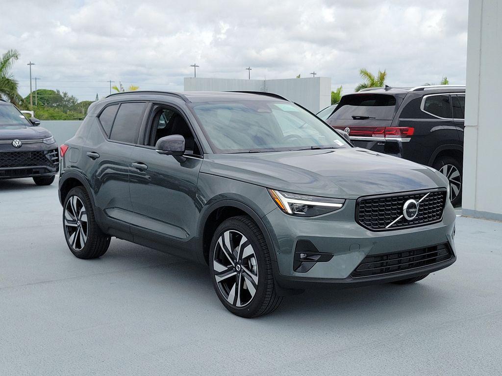 New 2026 Volvo XC40 Plus, B5 AWD Gas (mild hybrid), Dark