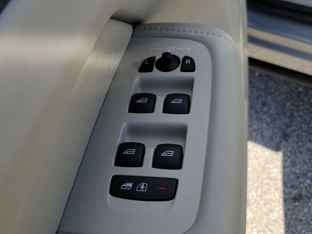 2025 Volvo XC60 PLUG-IN HYBRID ULTRA, T8 AWD ELECTRIC/GASOLIN 缩略图 18