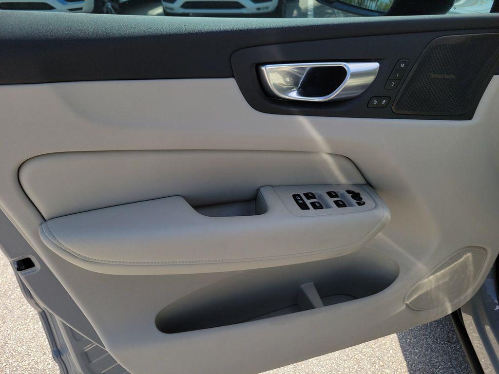 2025 Volvo XC60 PLUG-IN HYBRID ULTRA, T8 AWD ELECTRIC/GASOLIN 缩略图 17