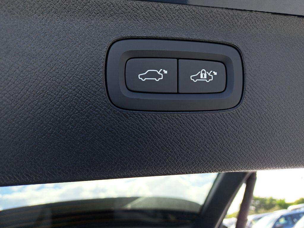 2026 Volvo XC90 ULTRA, B6 AWD GAS (MILD HYBRID), GASOLINE, BR photo 9