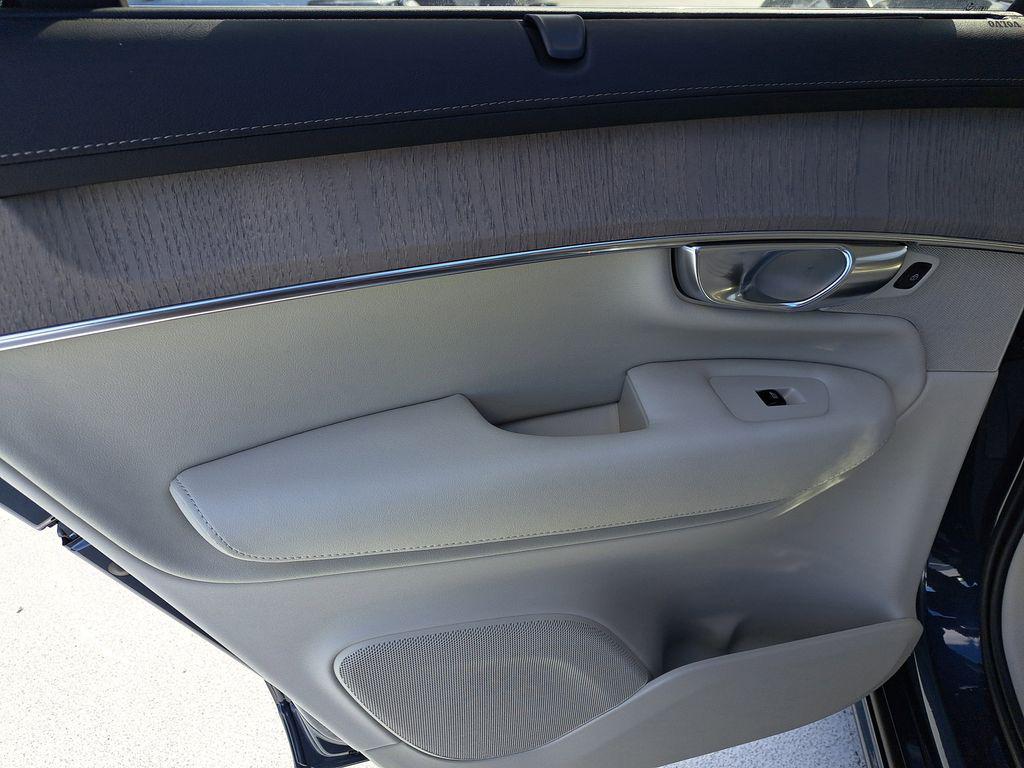2026 Volvo XC90 ULTRA, B6 AWD GAS (MILD HYBRID), GASOLINE, BR photo 10
