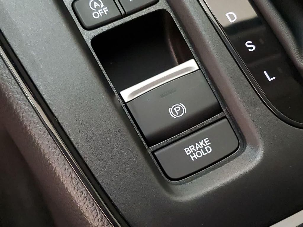 صورة 30 لـ 2025 Honda CR-V LX 2WD