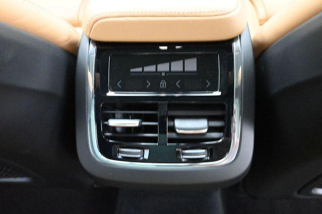 2023 Volvo XC60 B6 ULTIMATE DARK THEME — миниатюра 29