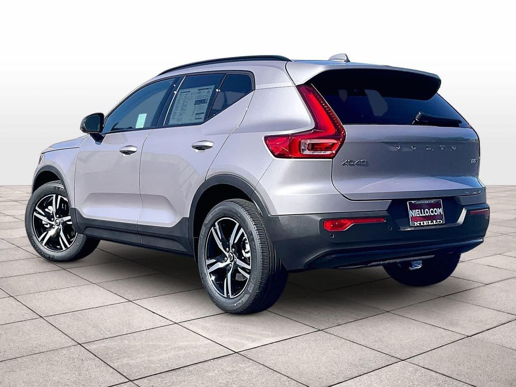 صورة 3 لـ 2026 Volvo XC40 CORE, B5 AWD GAS (MILD HYBRID), DARK