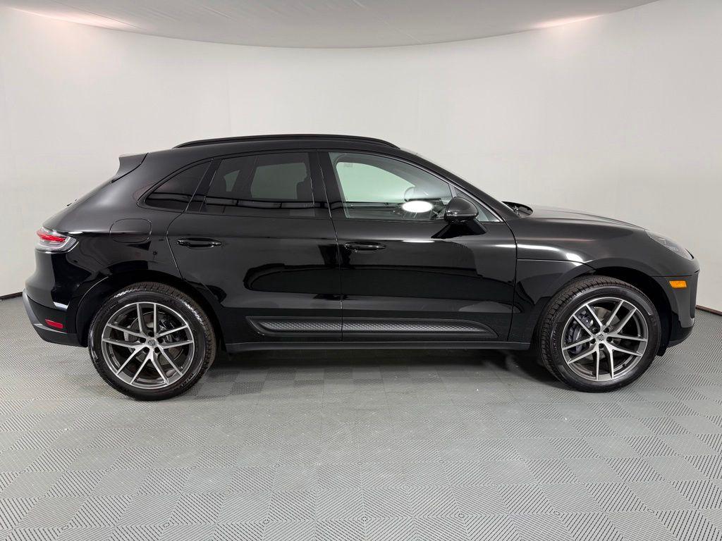 2026 Porsche MACAN BASE photo 8