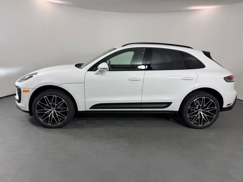 2026 Porsche MACAN BASE — фото 2