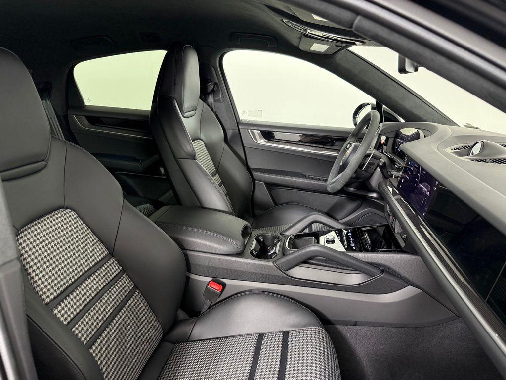 صورة مصغرة 16 لـ 2026 Porsche CAYENNE S COUPE AWD