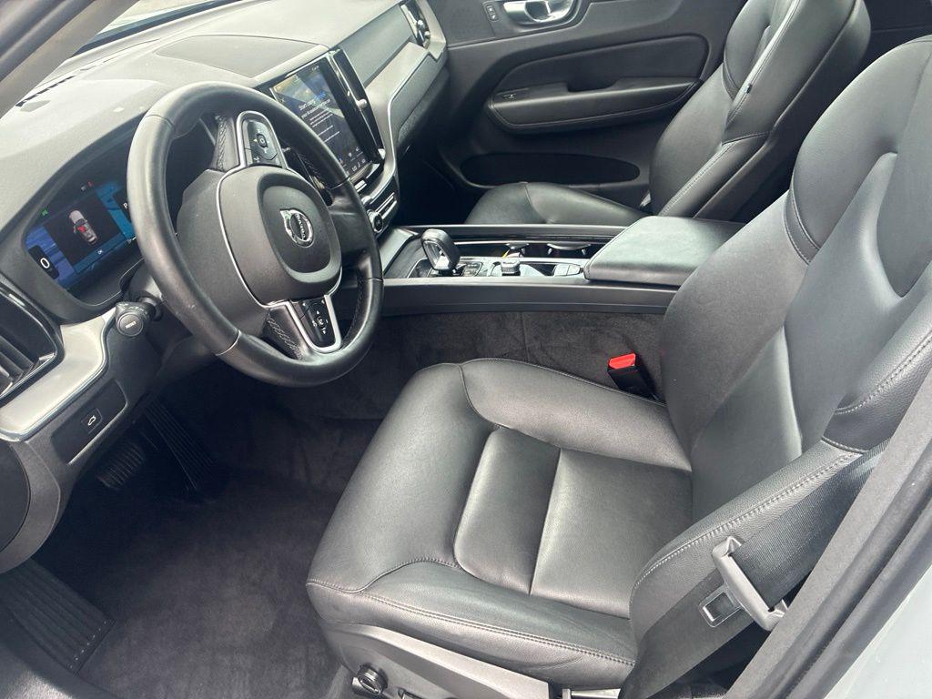 2025 Volvo XC60 B5 CORE 照片 10