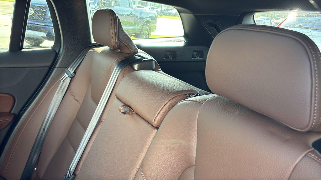 صورة 10 لـ 2025 Volvo V60 CROSS COUNTRY B5 PLUS