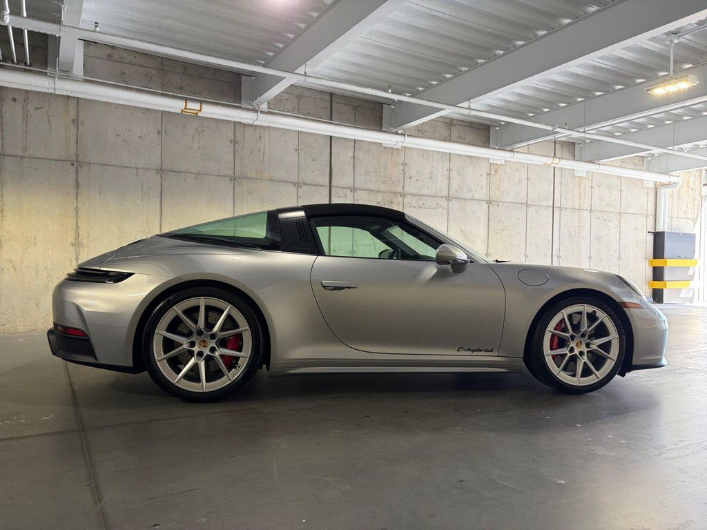 صورة 8 لـ 2026 Porsche 911 TARGA 4 GTS