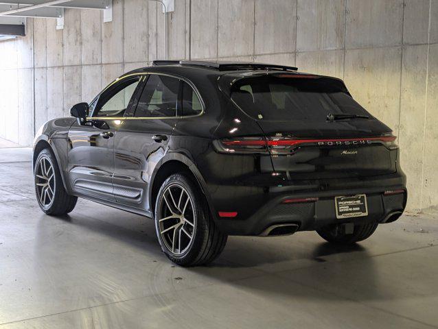 2025 Porsche MACAN photo 3