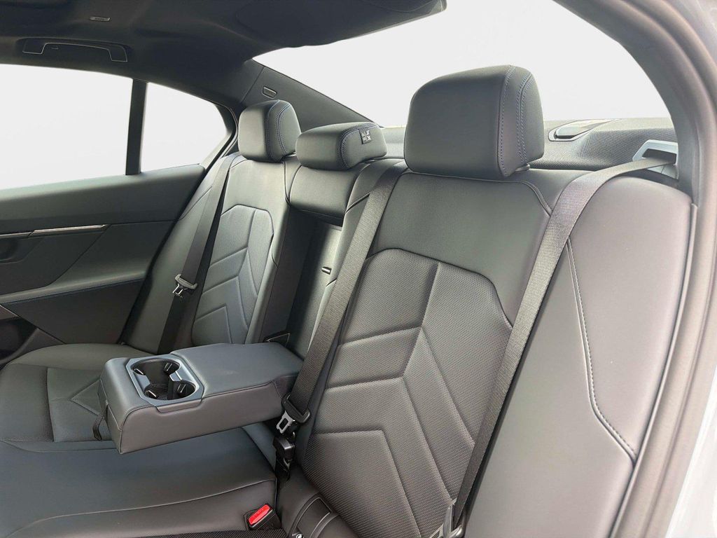2027 BMW 550E 550E XDRIVE — миниатюра 14