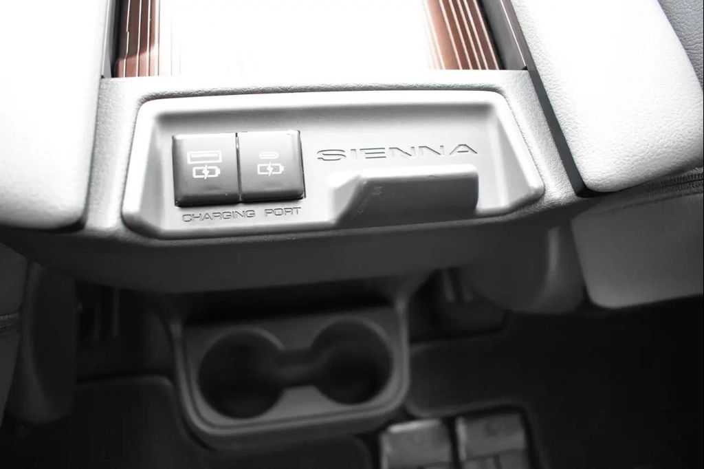 2021 Toyota SIENNA XLE 8 PASSENGER — фото 43