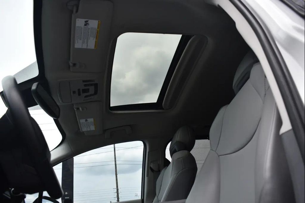 2021 Toyota SIENNA XLE 8 PASSENGER — фото 48