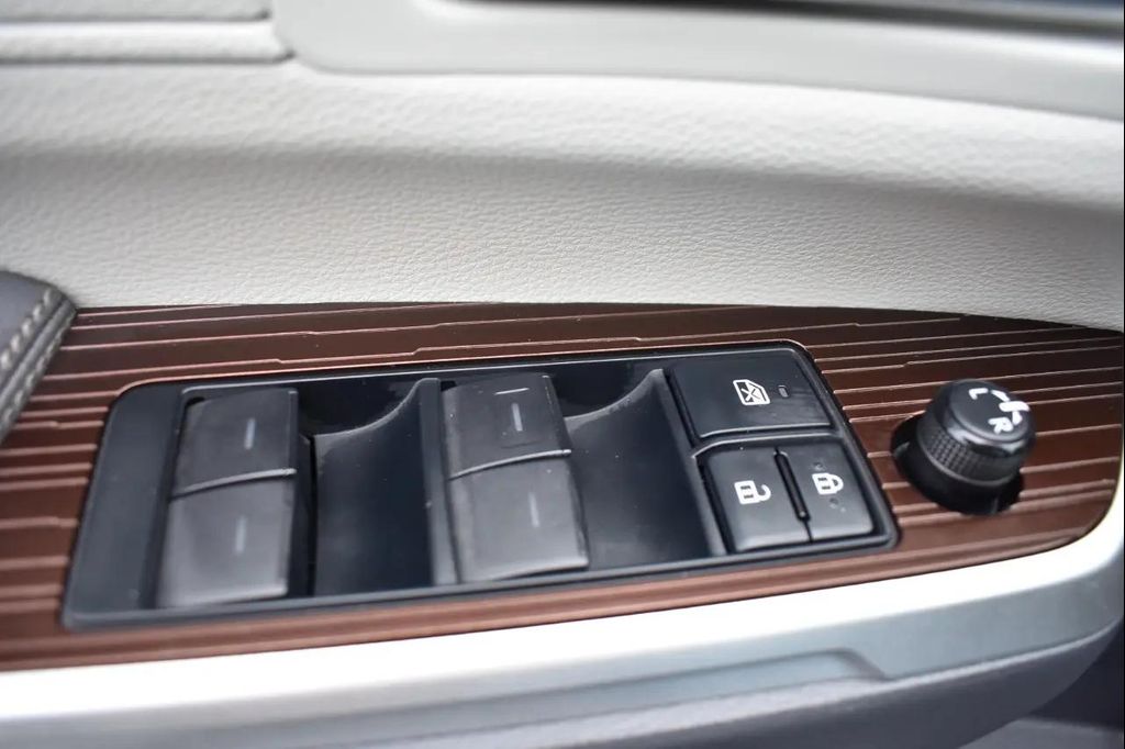 2021 Toyota SIENNA XLE 8 PASSENGER — фото 37