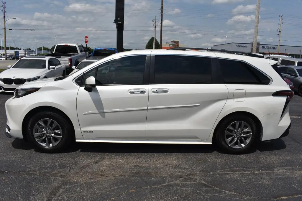 2021 Toyota SIENNA XLE 8 PASSENGER — фото 6