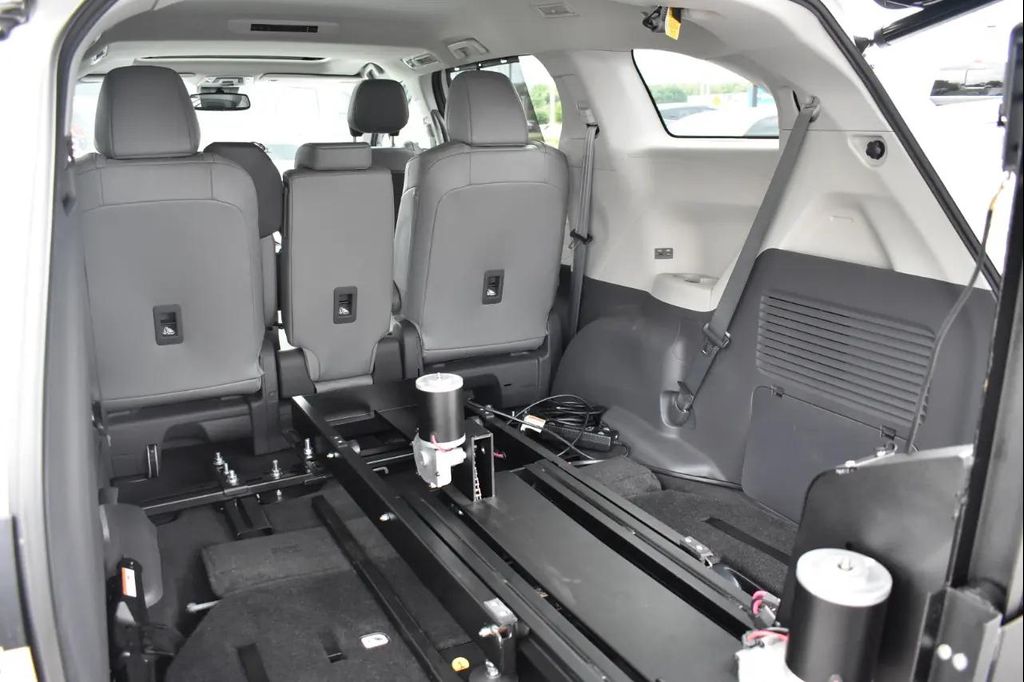 2021 Toyota SIENNA XLE 8 PASSENGER — фото 58