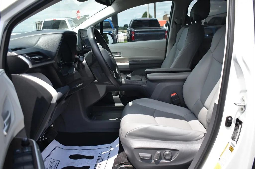 2021 Toyota SIENNA XLE 8 PASSENGER — фото 10