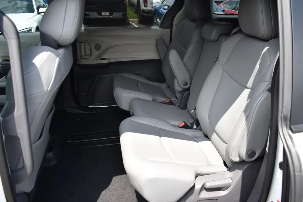 2021 Toyota SIENNA XLE 8 PASSENGER — фото 16