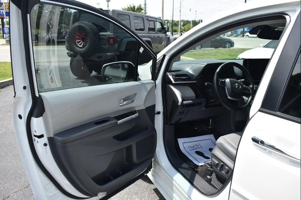 2021 Toyota SIENNA XLE 8 PASSENGER — фото 9