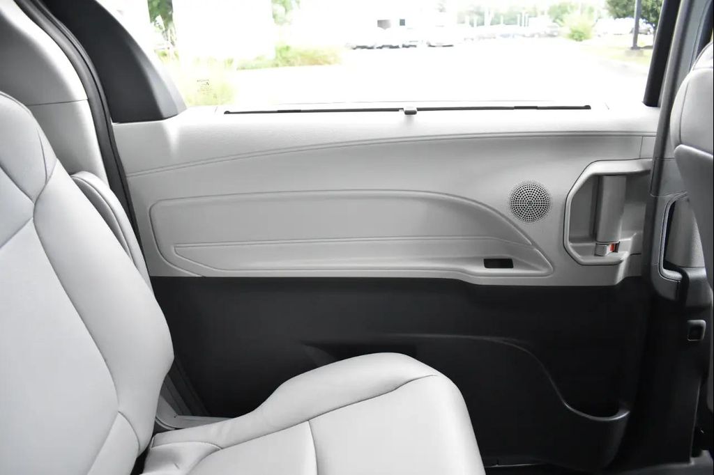 2021 Toyota SIENNA XLE 8 PASSENGER — фото 13