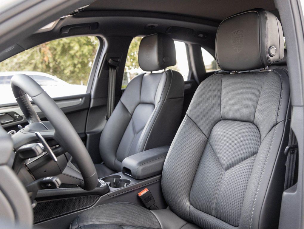 2026 Porsche MACAN photo 5