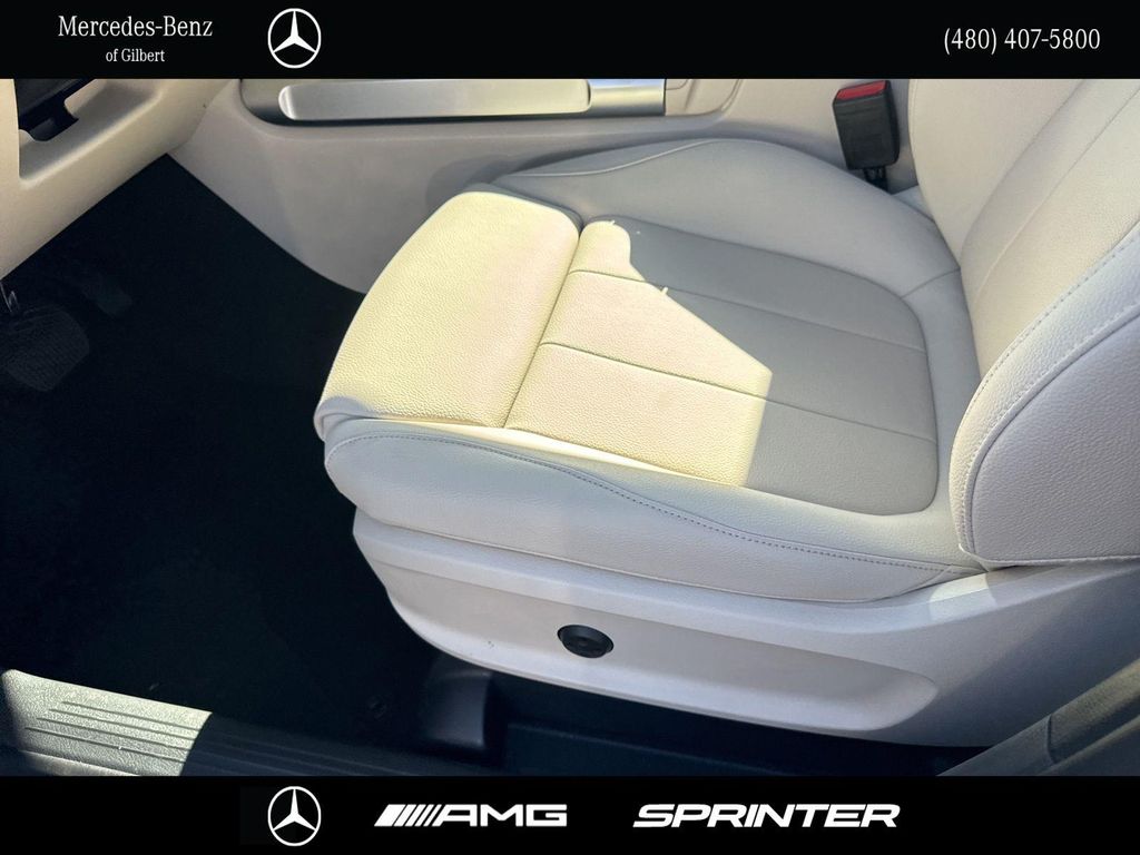2026 Mercedes-BENZ GLB — миниатюра 12