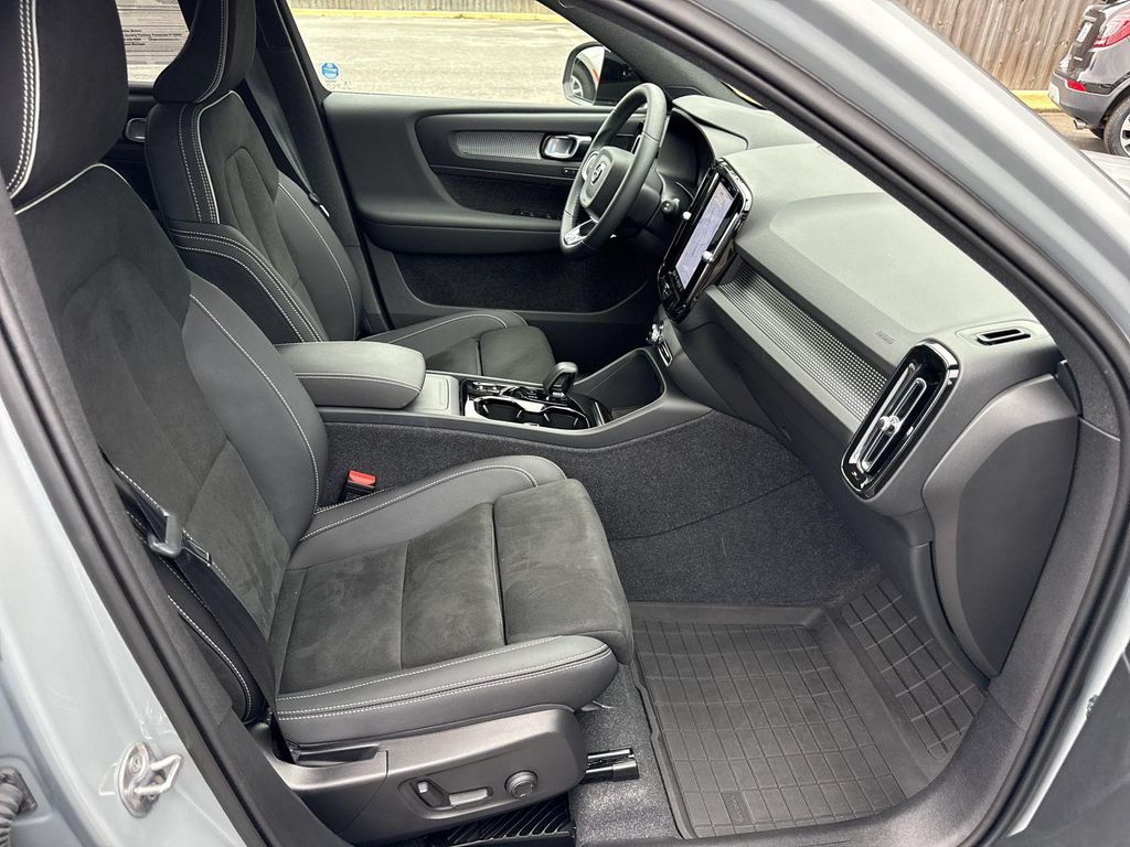صورة مصغرة 33 لـ 2024 Volvo XC40 B5 PLUS DARK THEME