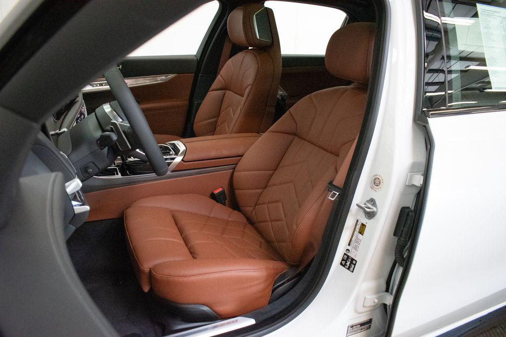 صورة مصغرة 21 لـ 2026 BMW 740 XDRIVE