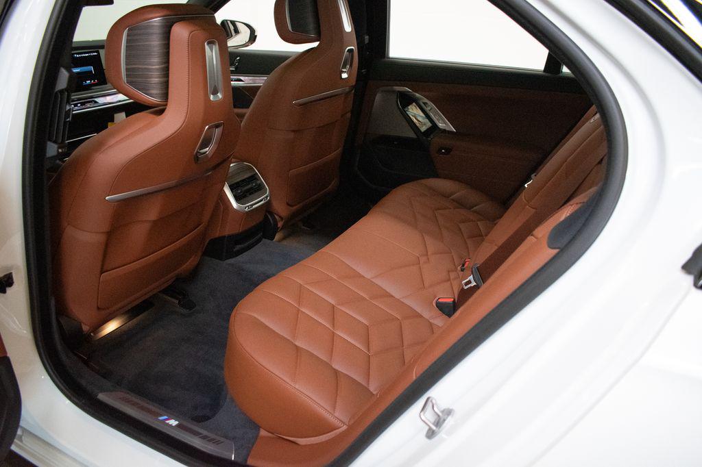 صورة مصغرة 24 لـ 2026 BMW 740 XDRIVE
