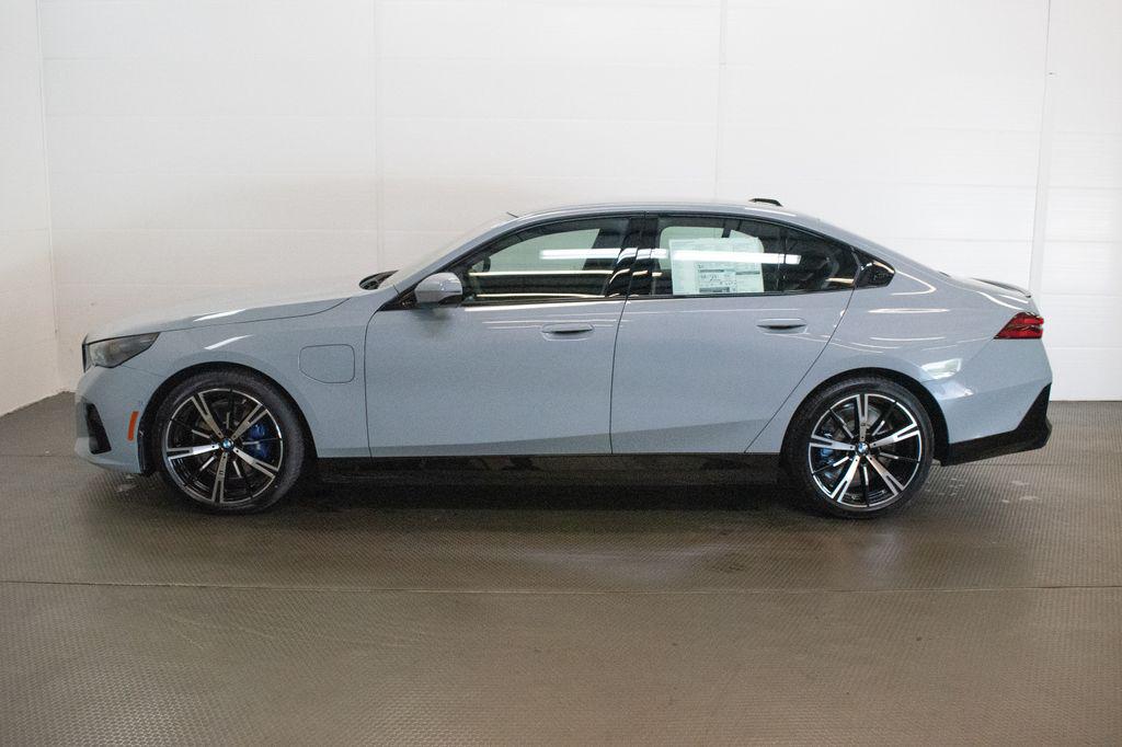 2027 BMW 550E 550E XDRIVE — фото 7