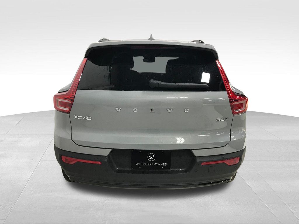 صورة 5 لـ 2026 Volvo XC40 PLUS, B5 AWD GAS (MILD HYBRID), DARK