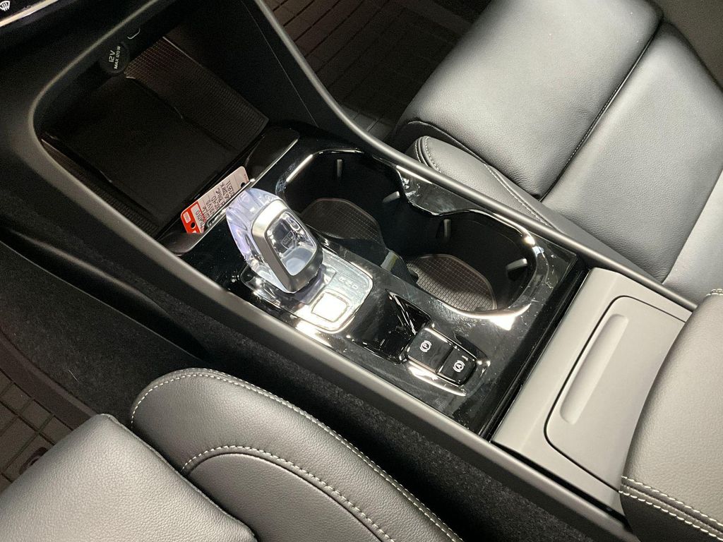 2026 Volvo XC40 PLUS, B5 AWD GAS (MILD HYBRID), DARK — фото 17