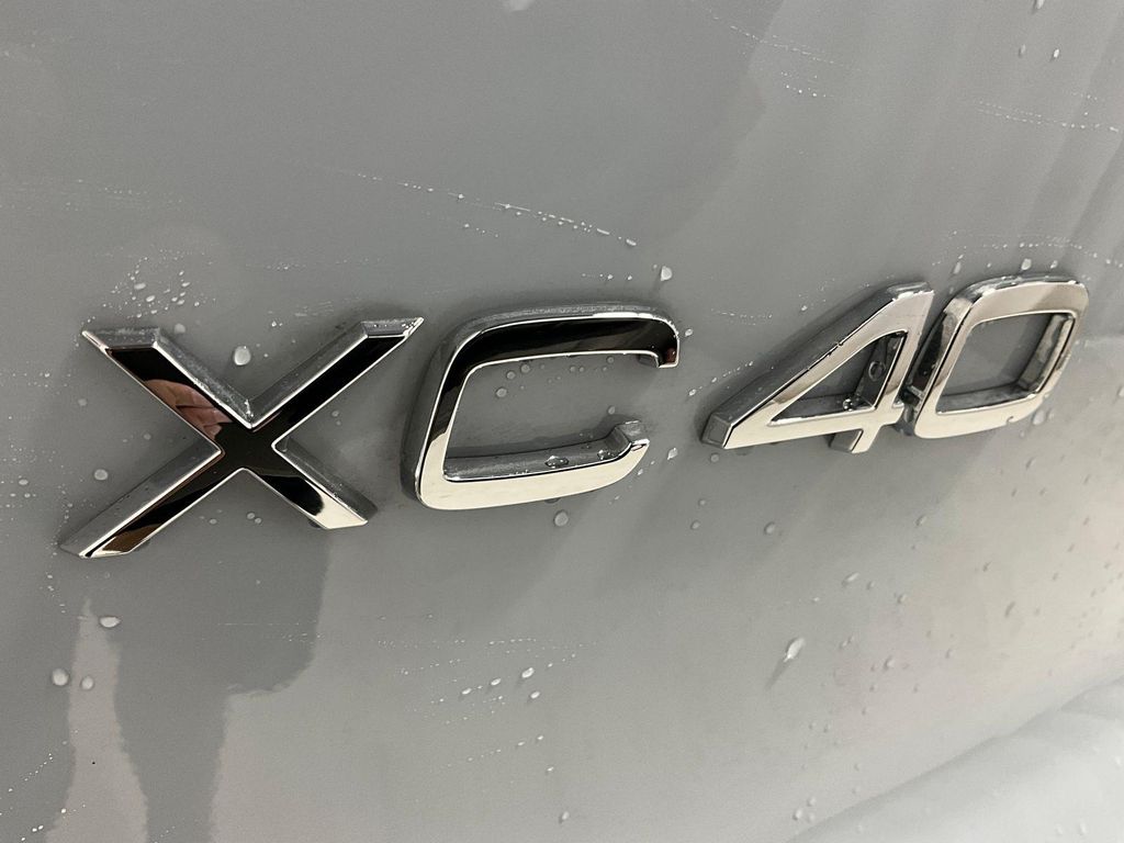 2026 Volvo XC40 PLUS, B5 AWD GAS (MILD HYBRID), DARK — фото 9