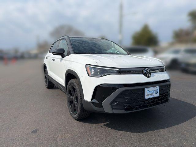 New 2026 Volkswagen Taos SE Black