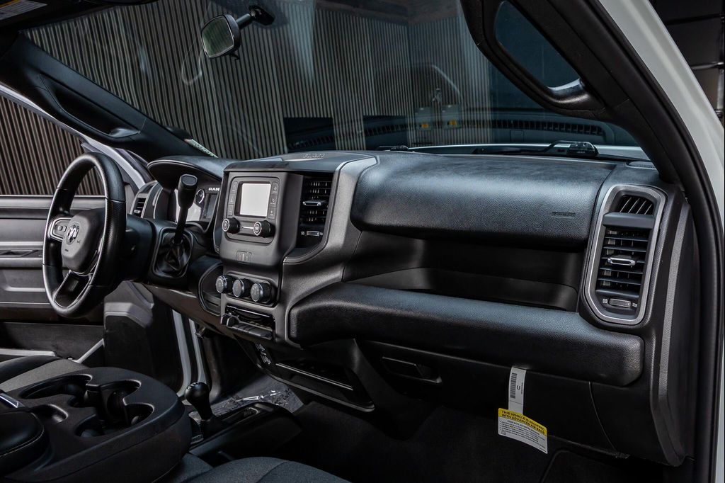 2024 RAM 3500 TRADESMAN CREW CAB 4X4 8' BOX — фото 18